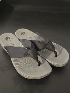 Cloudsteppers by Clarks Gray Sole And Black Knotted Thong Sandals